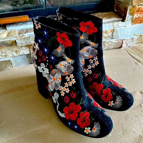 Trend Setter Diva Boutique Shoes - Black Floral‎ Embroidered Block Heel Ankle Boots Round Toe Side Zip Booties
